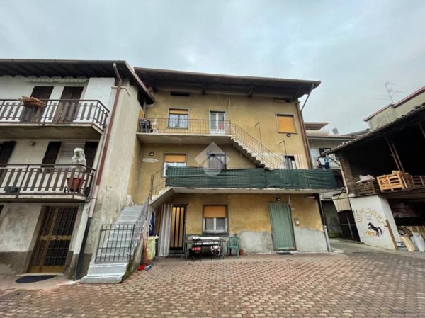 casa indipendente in vendita ad Almè