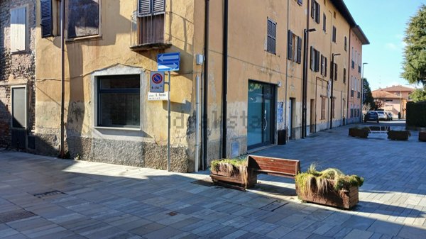 locale commerciale in vendita ad Almè