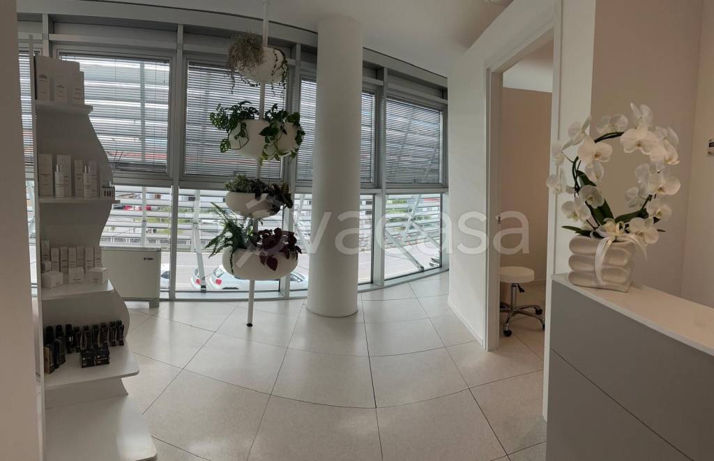 negozio in vendita ad Almè