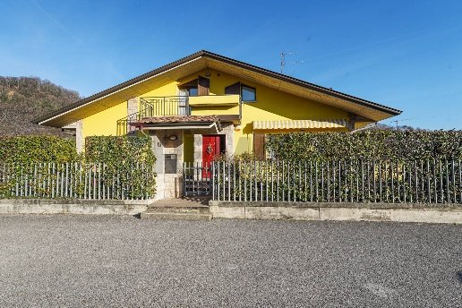 casa indipendente in vendita ad Almè