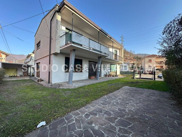 casa indipendente in vendita ad Almè