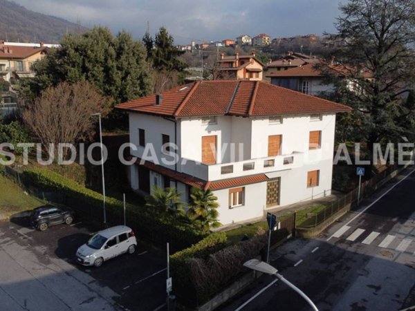 casa indipendente in vendita ad Almè