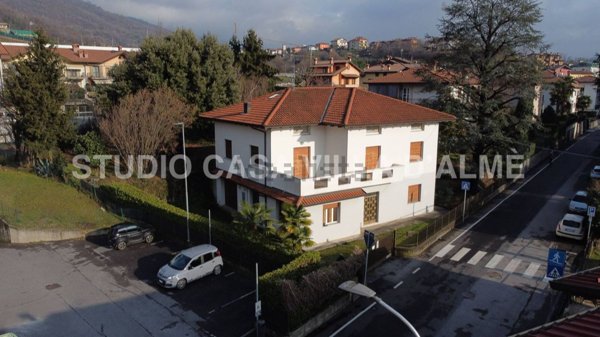 casa indipendente in vendita ad Almè