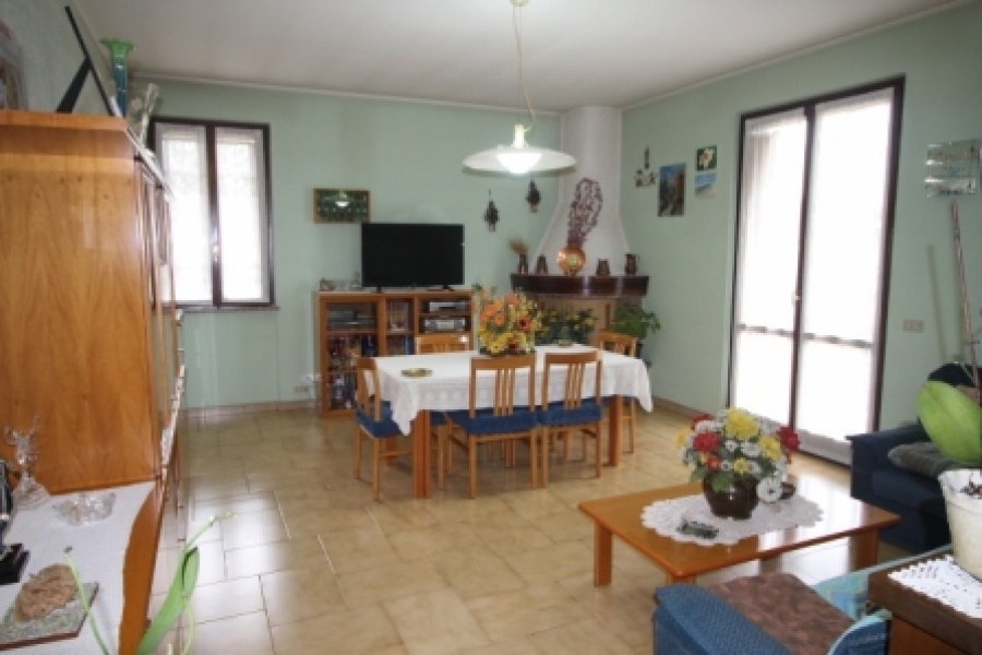 casa indipendente in vendita ad Almè