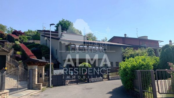 casa indipendente in vendita ad Almè