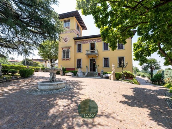 casa indipendente in vendita ad Almè