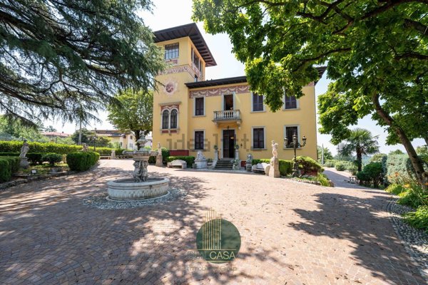 casa indipendente in vendita ad Almè