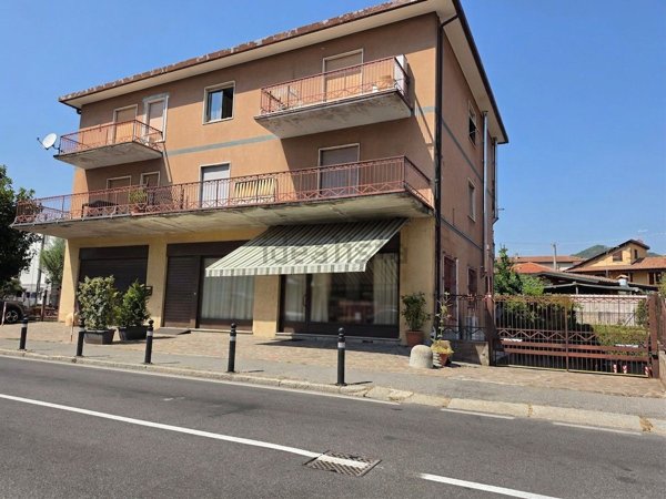 locale commerciale in vendita ad Almè