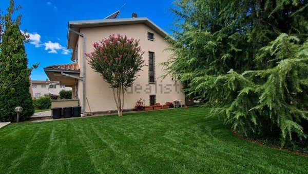 casa indipendente in vendita ad Almè