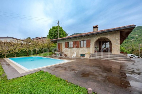 casa indipendente in vendita ad Almenno San Bartolomeo in zona Albenza