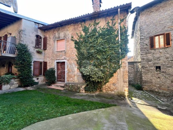 casa indipendente in vendita ad Almenno San Bartolomeo in zona Barlino
