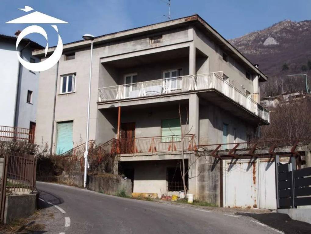 casa indipendente in vendita ad Almenno San Bartolomeo in zona Albenza