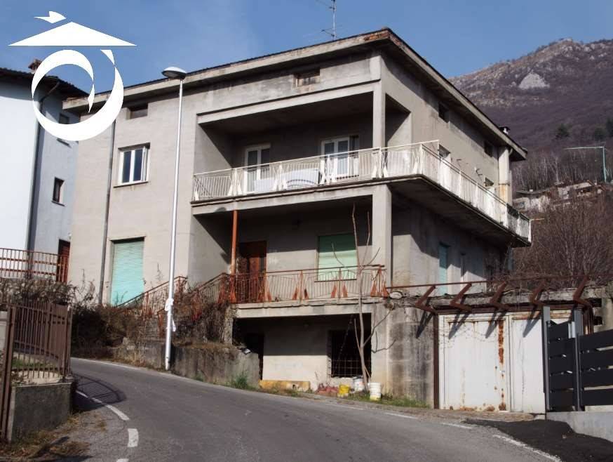 casa indipendente in vendita ad Almenno San Bartolomeo in zona Albenza
