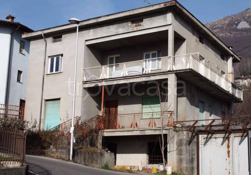 casa indipendente in vendita ad Almenno San Bartolomeo in zona Albenza
