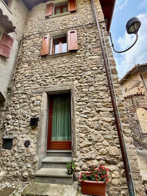 casa indipendente in vendita ad Almenno San Bartolomeo in zona Albenza