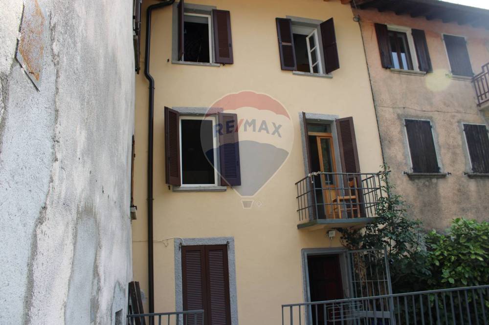 casa indipendente in vendita ad Almenno San Bartolomeo in zona Albenza
