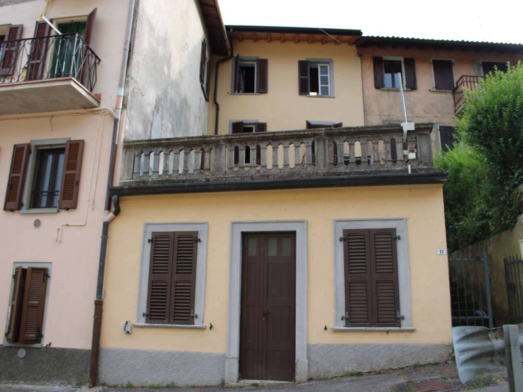 casa indipendente in vendita ad Almenno San Bartolomeo in zona Albenza