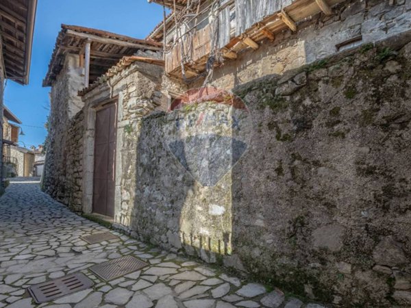 casa indipendente in vendita ad Almenno San Bartolomeo in zona Albenza