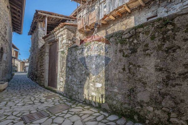casa indipendente in vendita ad Almenno San Bartolomeo in zona Albenza