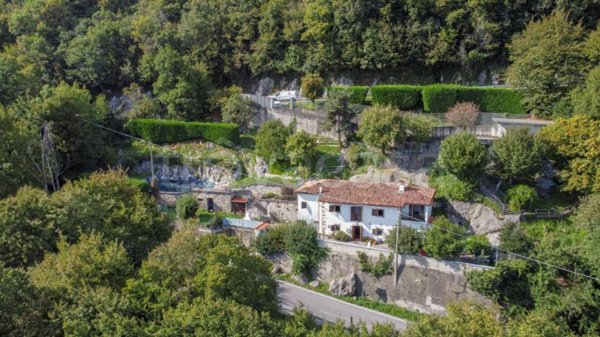 casa indipendente in vendita ad Almenno San Bartolomeo in zona Carobais