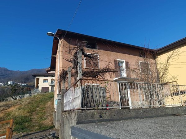 casa indipendente in vendita ad Almenno San Bartolomeo in zona Albenza