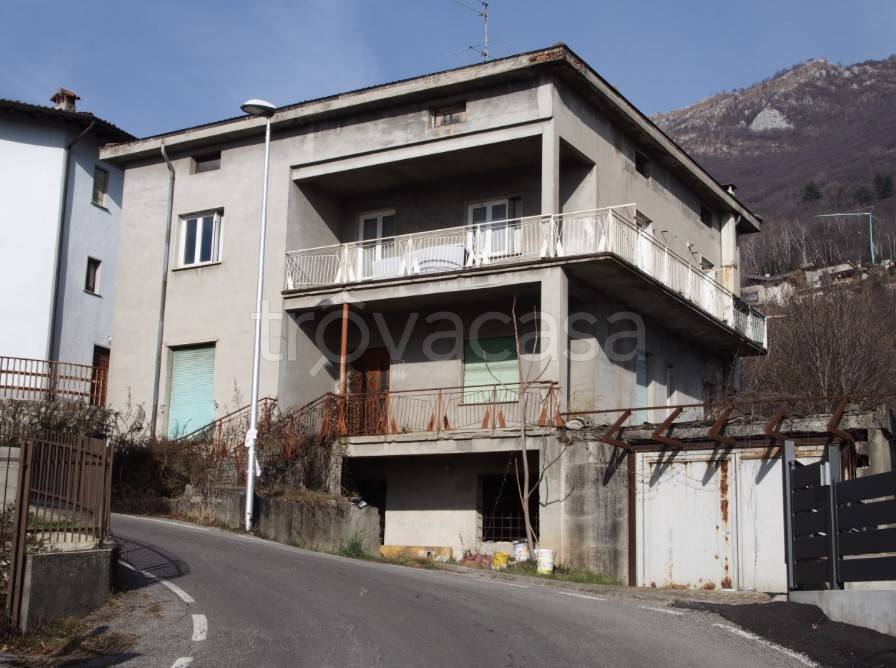 casa indipendente in vendita ad Almenno San Bartolomeo in zona Albenza