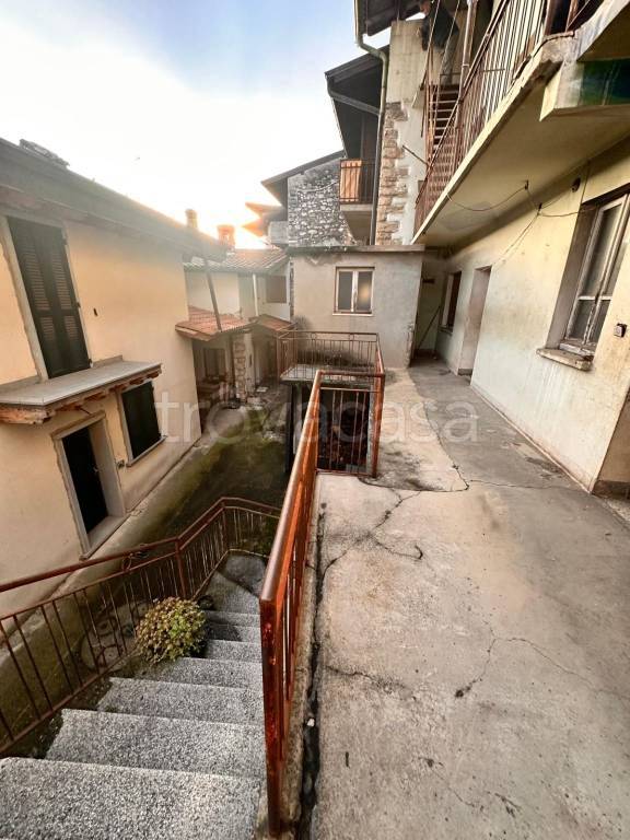 casa indipendente in vendita ad Almenno San Bartolomeo in zona Albenza