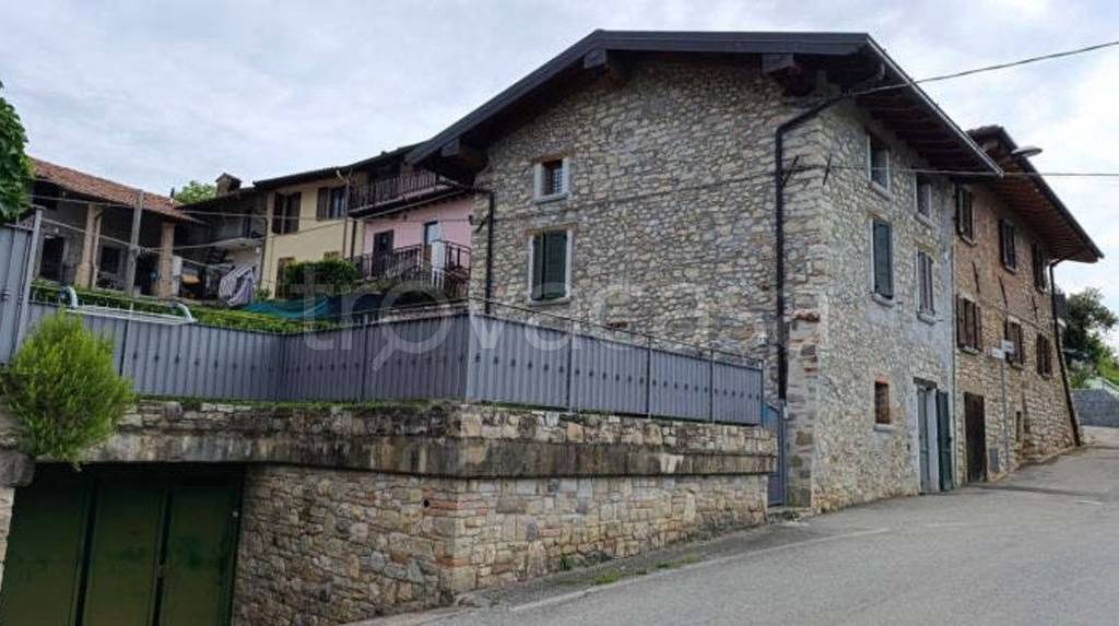 appartamento in vendita ad Almenno San Bartolomeo in zona Canova