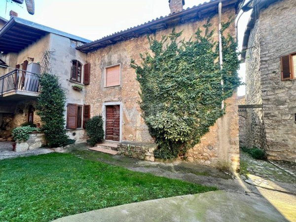 intera palazzina in vendita ad Almenno San Bartolomeo in zona Barlino