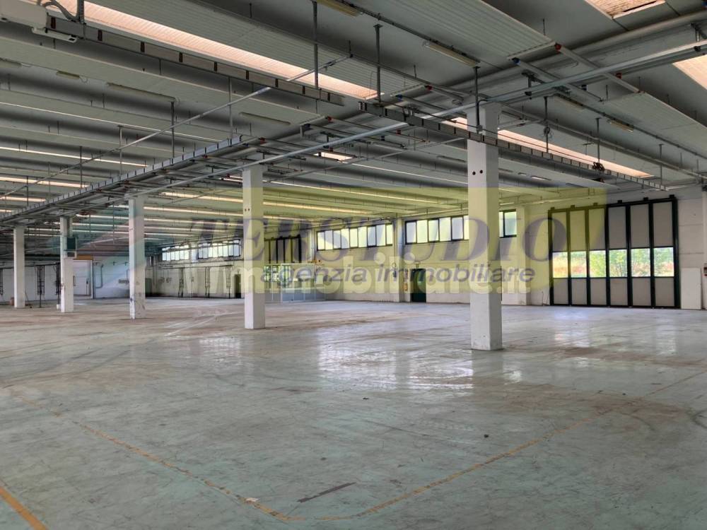 locale commerciale in vendita ad Almenno San Bartolomeo