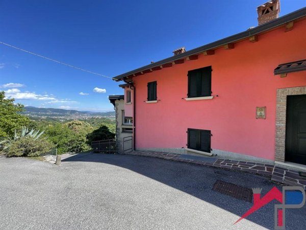 appartamento in vendita ad Almenno San Bartolomeo in zona Albenza