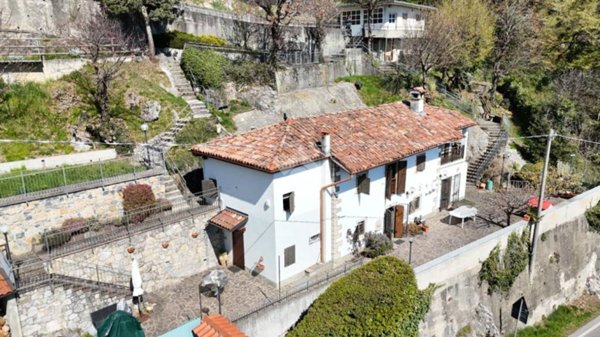 casa indipendente in vendita ad Almenno San Bartolomeo in zona Carobais