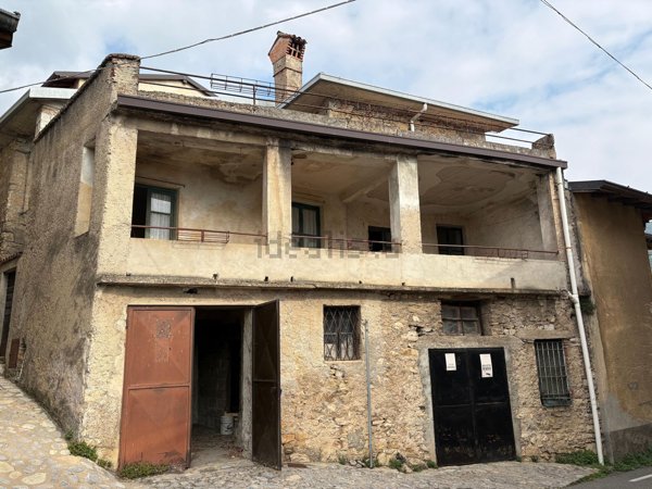 casa indipendente in vendita ad Almenno San Bartolomeo in zona Albenza