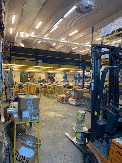 locale commerciale in vendita ad Alzano Lombardo