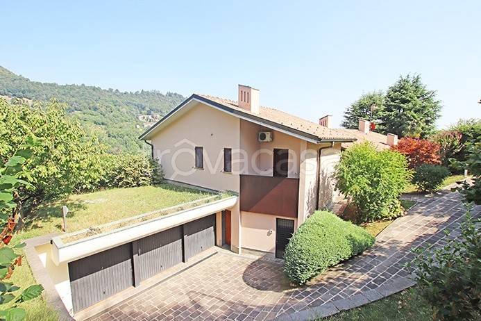 casa indipendente in vendita ad Alzano Lombardo