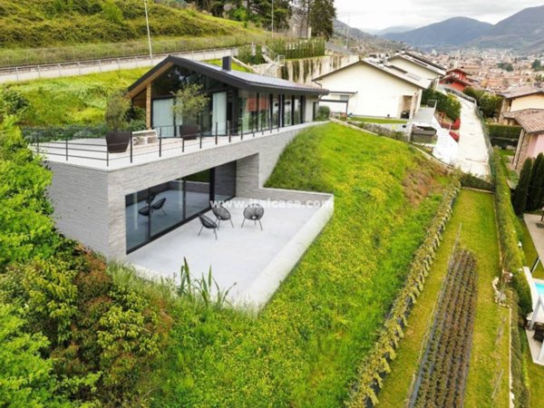 casa indipendente in vendita ad Alzano Lombardo