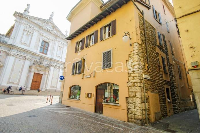 negozio in vendita ad Alzano Lombardo