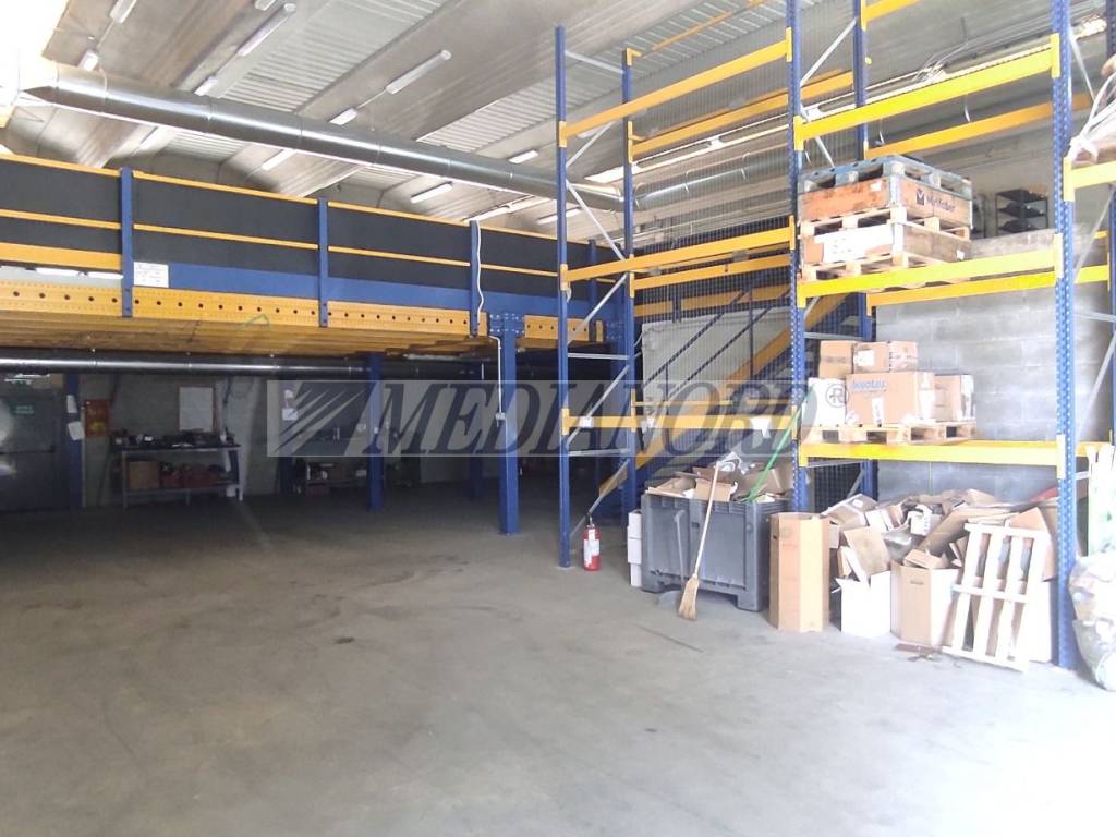locale commerciale in vendita ad Alzano Lombardo