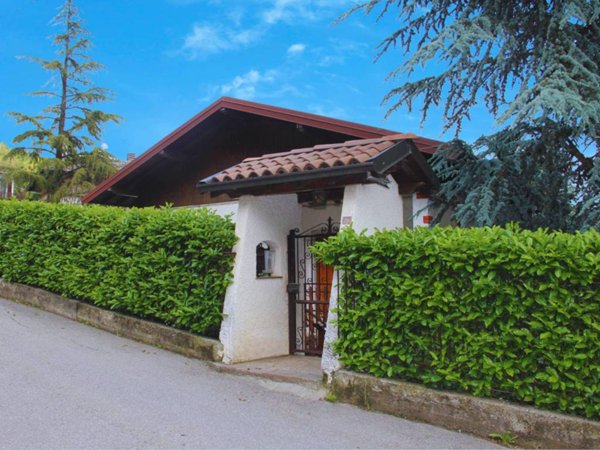 casa indipendente in vendita ad Alzano Lombardo