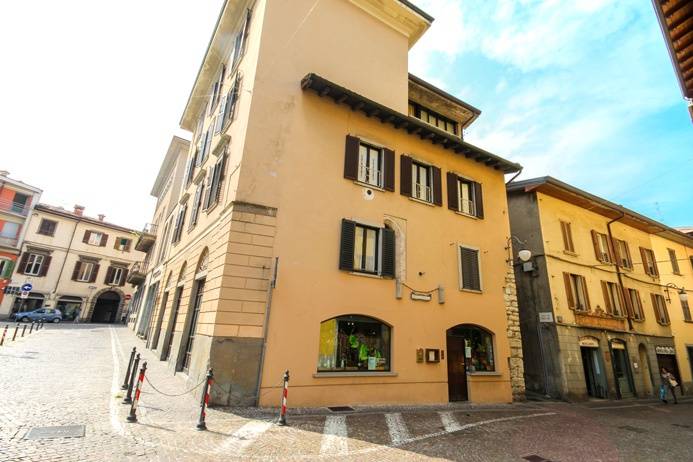locale commerciale in vendita ad Alzano Lombardo
