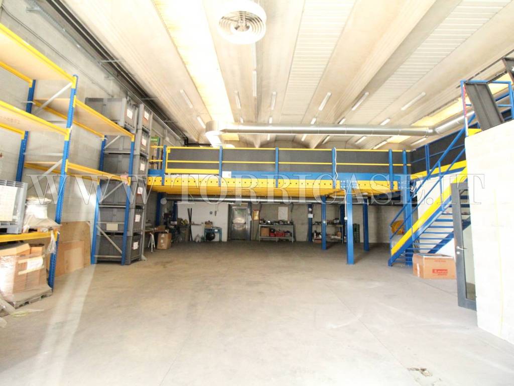 locale commerciale in vendita ad Alzano Lombardo