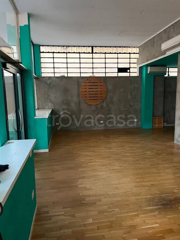 negozio in vendita ad Alzano Lombardo
