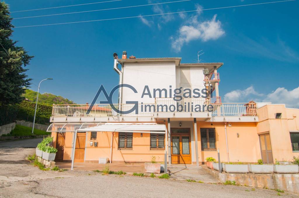 casa indipendente in vendita ad Alzano Lombardo in zona Monte di Nese