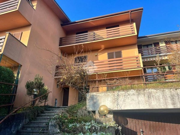 casa indipendente in vendita ad Alzano Lombardo