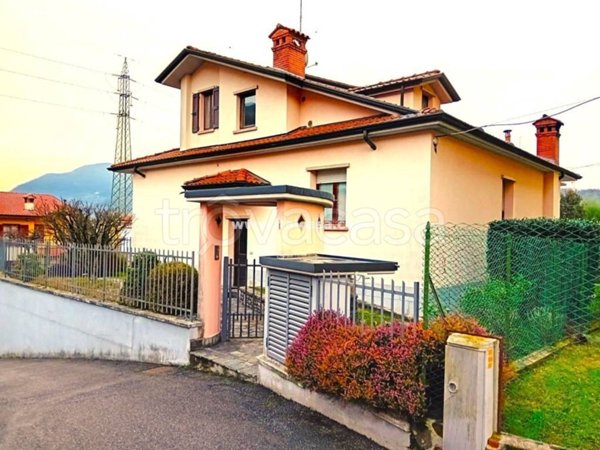 casa indipendente in vendita ad Alzano Lombardo