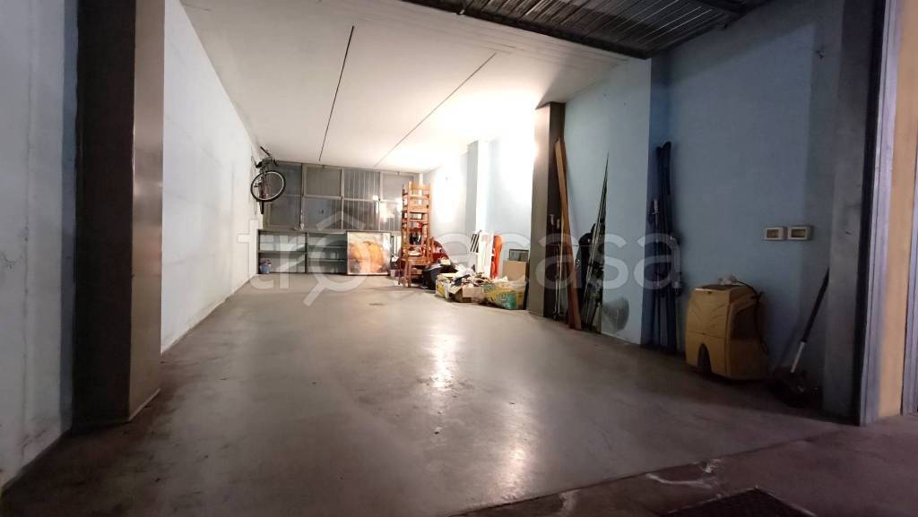 locale di sgombero in vendita ad Alzano Lombardo