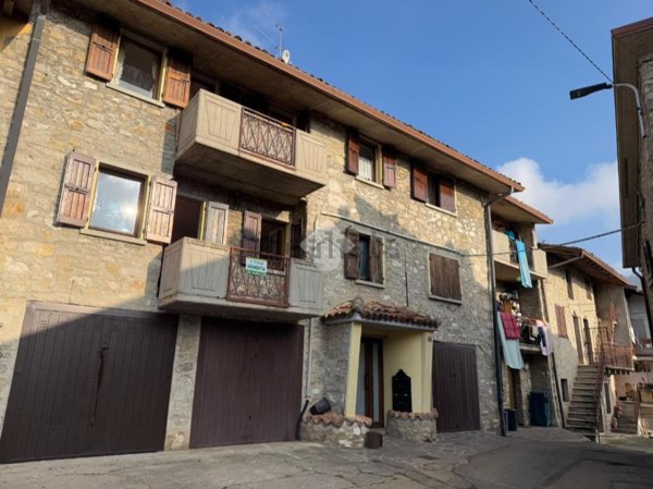 appartamento in vendita ad Alzano Lombardo in zona Monte di Nese