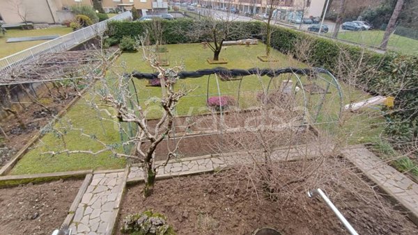 casa indipendente in vendita ad Alzano Lombardo