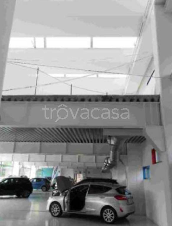 locale commerciale in vendita ad Alzano Lombardo