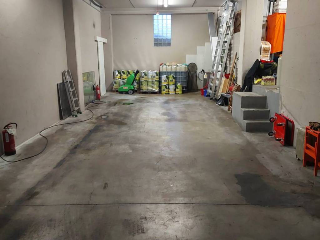 locale commerciale in vendita ad Alzano Lombardo